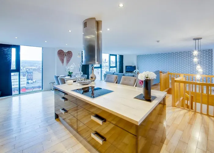 Spacious 3-Bed Penthouse With City Sky Line Views