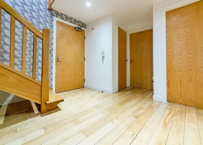 Spacious 3-Bed Penthouse With City Sky Line Views