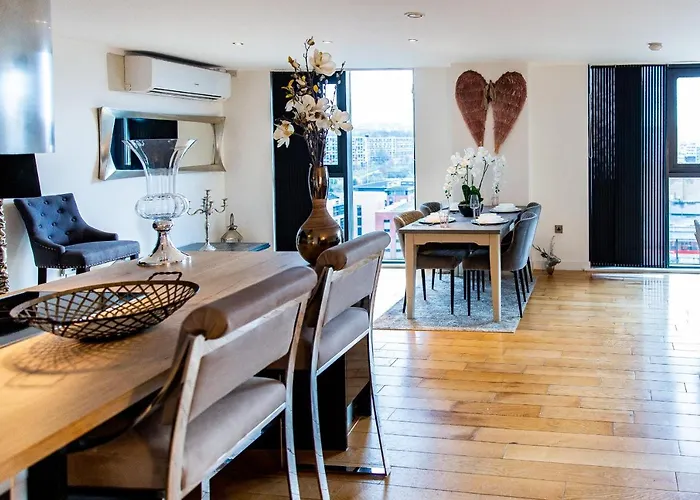 Spacious 3-Bed Penthouse With City Sky Line Views
